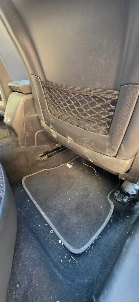 Intérieur de véhicule avant nettoyage par Chamb'Clean